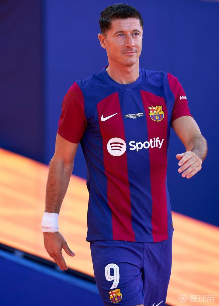 九游娱乐官方网站莱万多夫斯基在曼联比赛中赛况扑朔迷离，惊险取胜引发热议！的简单介绍